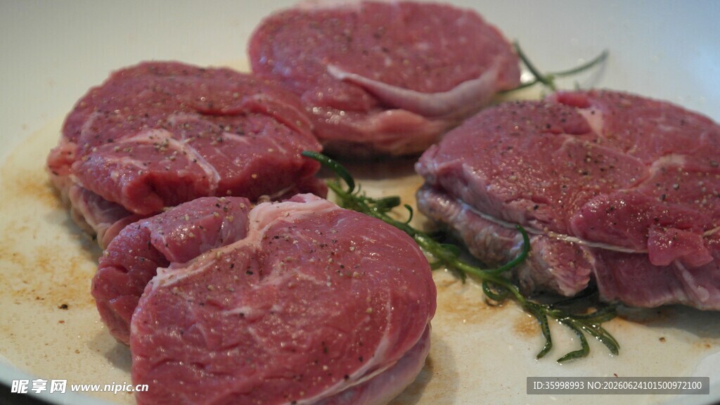 新鲜生牛肉牛排配迷迭香