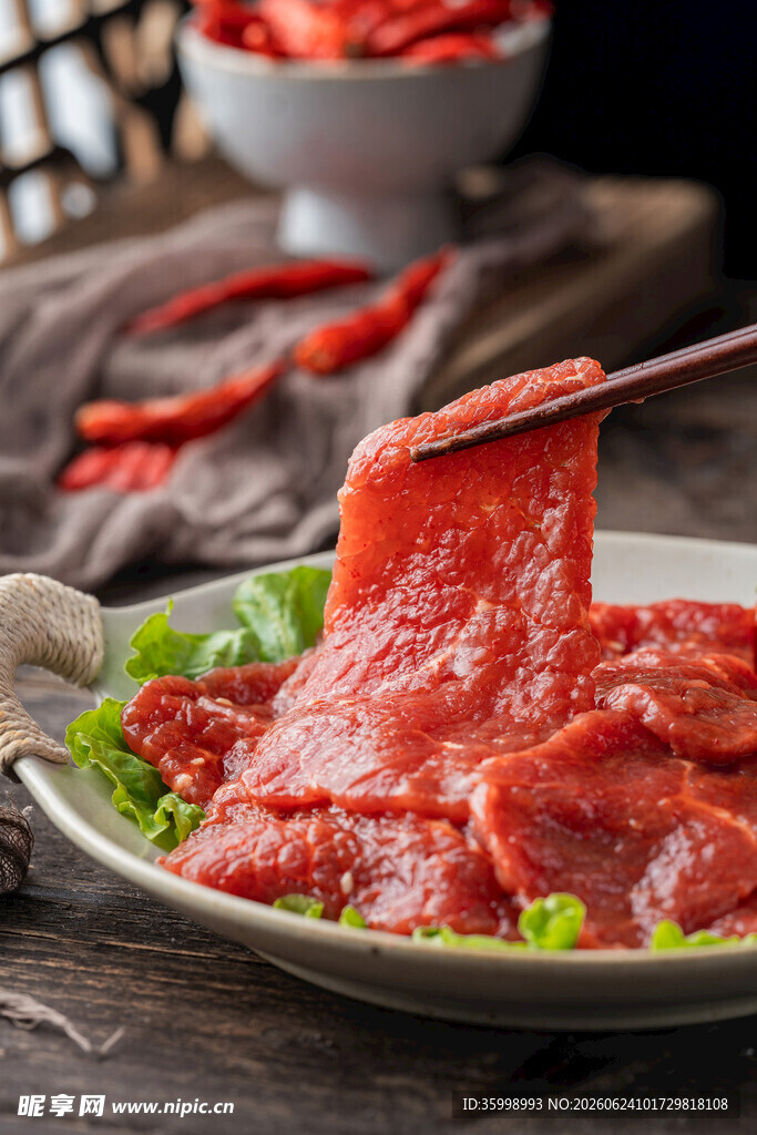 鲜嫩牛肉片筷子夹起瞬间