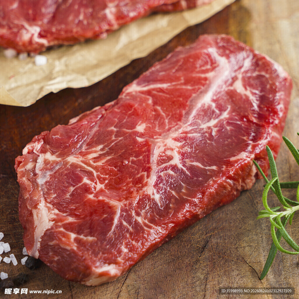 新鲜生牛肉牛排特写