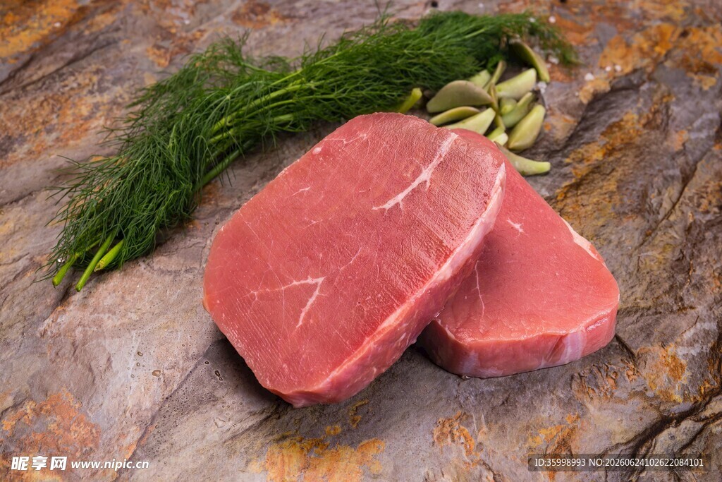 新鲜生牛肉与香草佐料