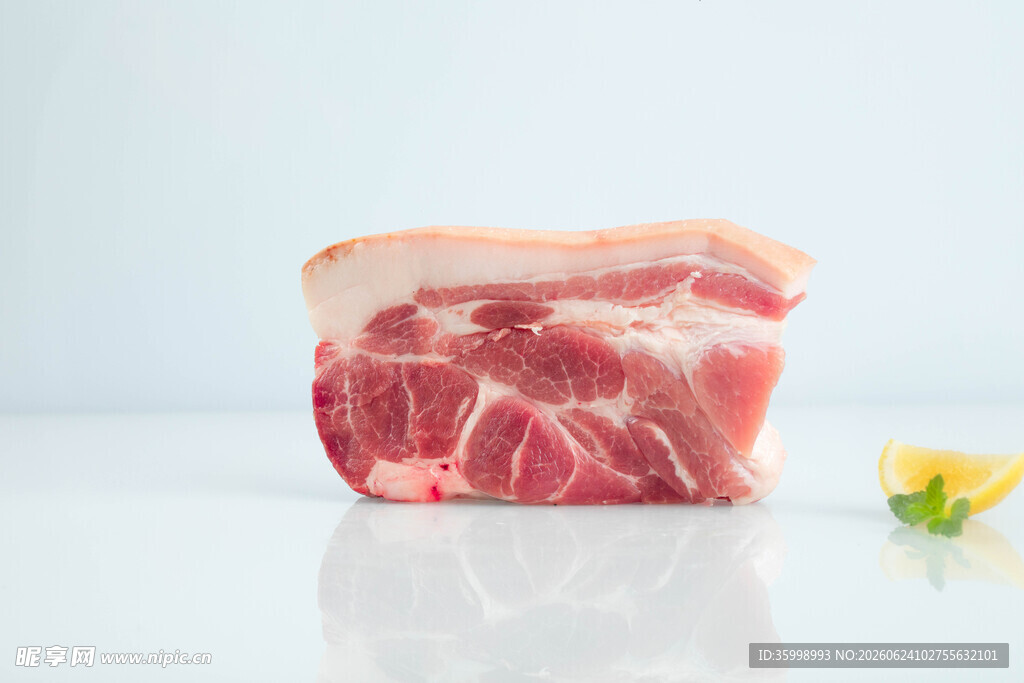新鲜五花肉块色泽诱人