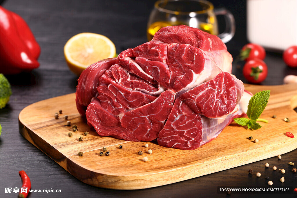 新鲜生牛肉置于砧板上