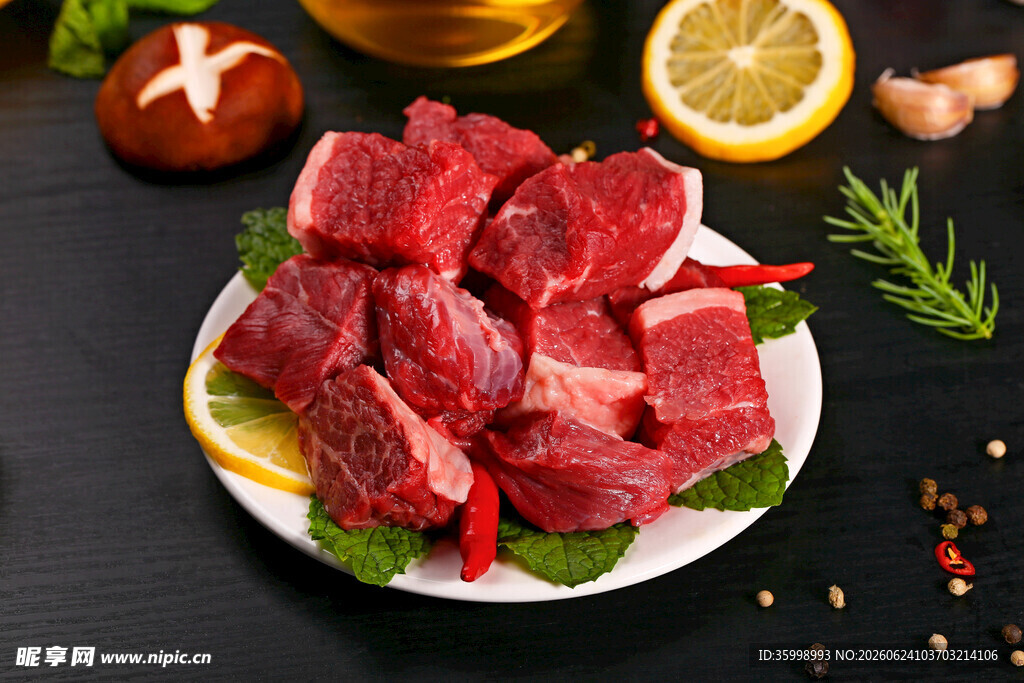 新鲜牛肉块搭配多样食材
