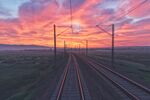 夕阳下的铁轨与电线杆