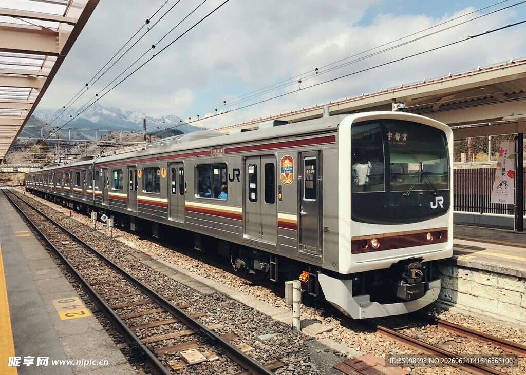 轨道上的白色列车