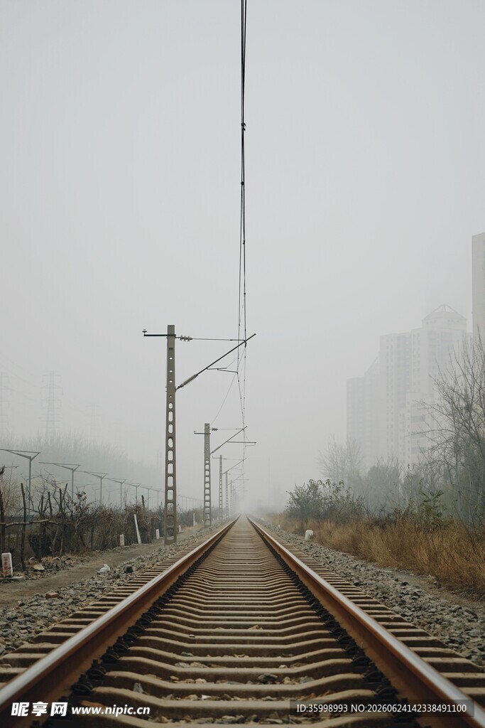 雾中延伸的铁路轨道