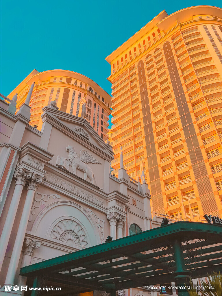 城市中古典建筑与现代高楼