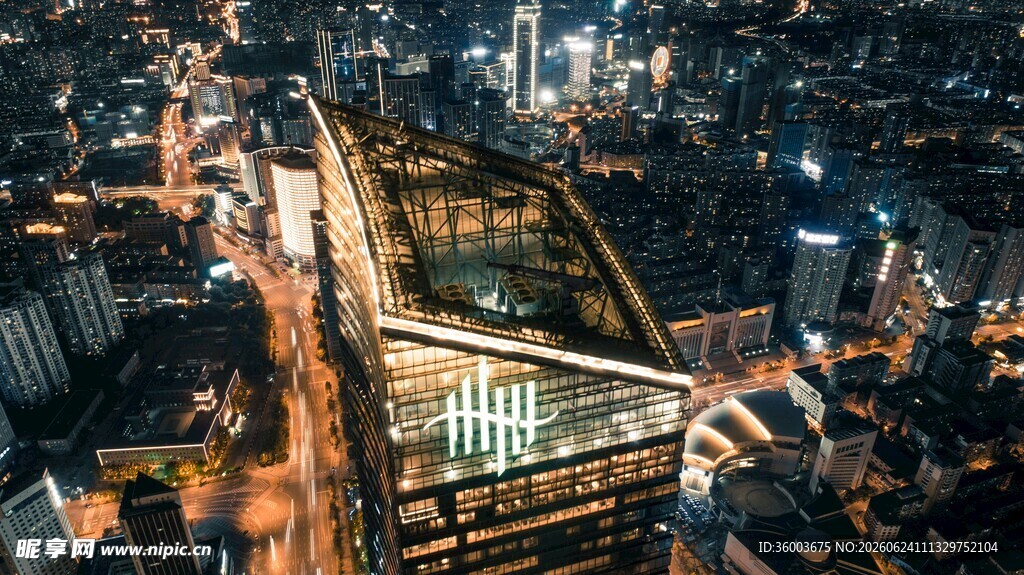 城市夜景中的璀璨摩天大楼