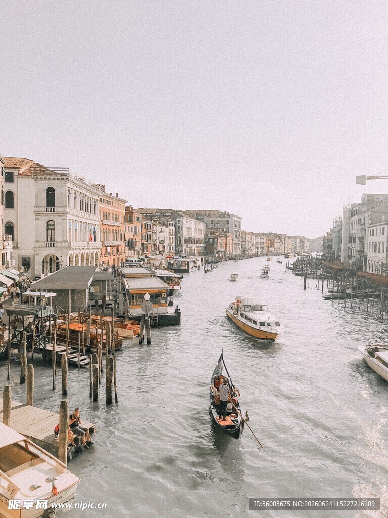威尼斯运河上的船只景观