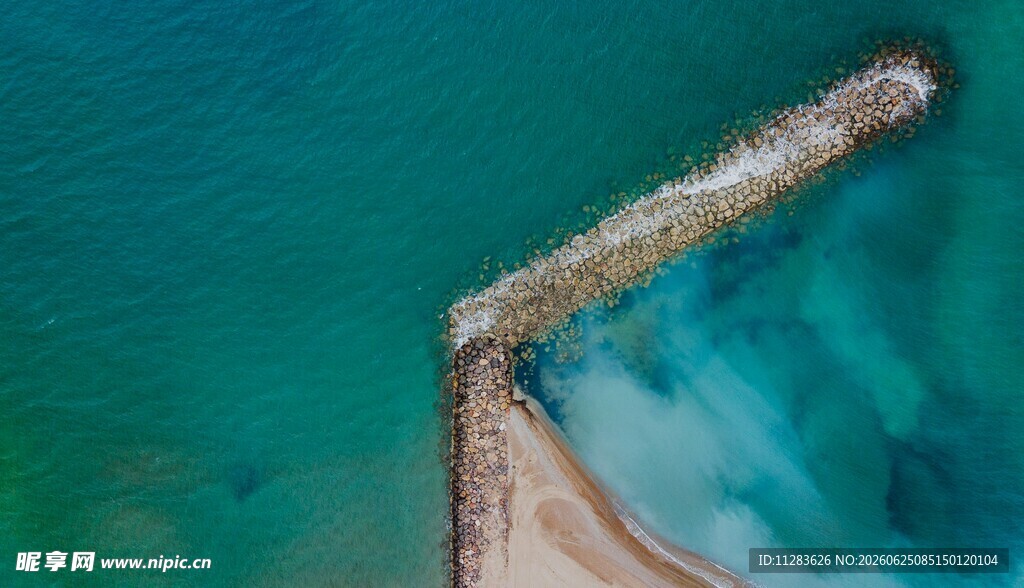 俯瞰海边防波堤美景