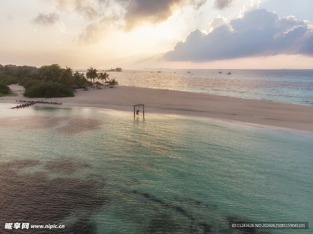 美丽海岛日落海滩景致