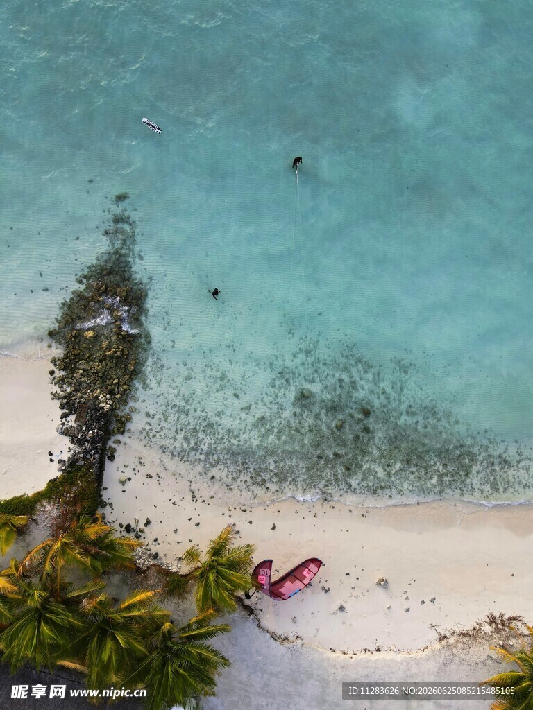 俯瞰美丽海滩与清澈海水