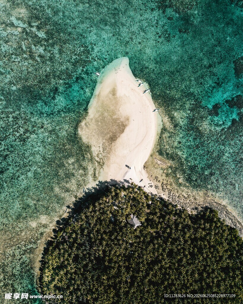 俯瞰海岛与碧蓝海水