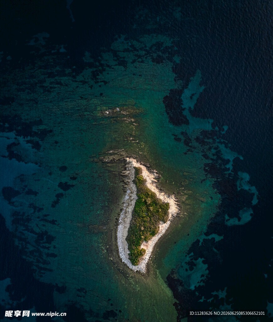 海中孤立小岛俯瞰美景