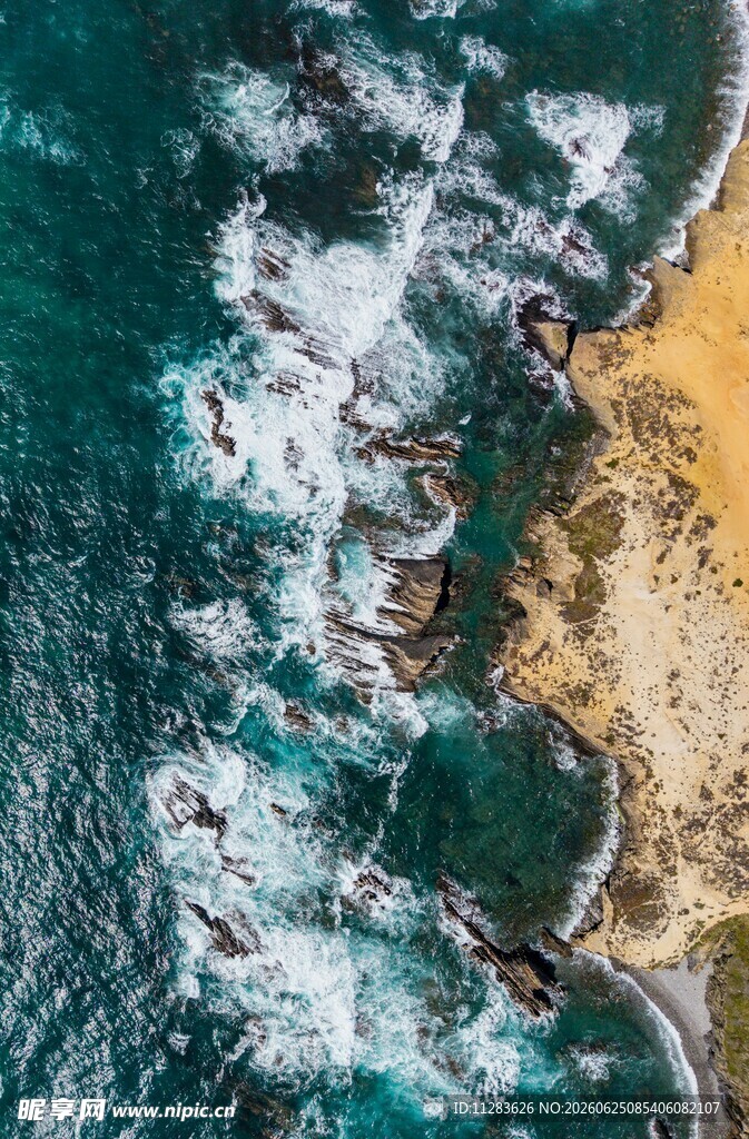 俯瞰蔚蓝大海与金色海岸