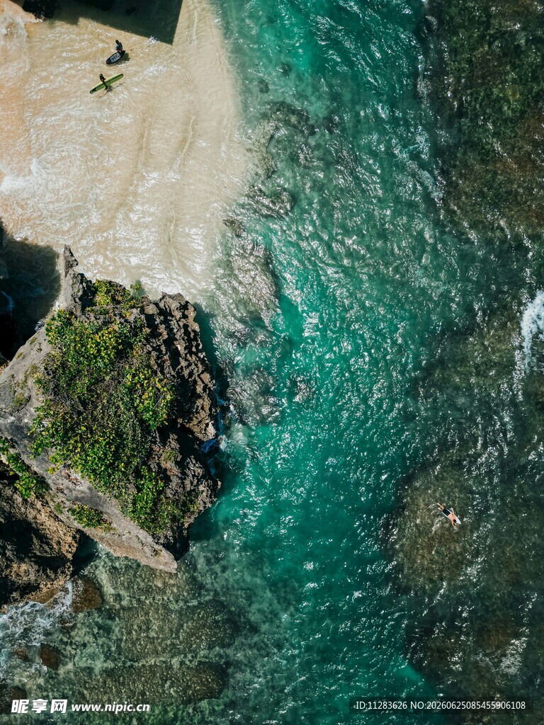 俯瞰碧海礁石的美丽景致