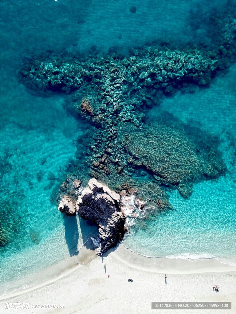 美丽海岛浅滩与清澈海水