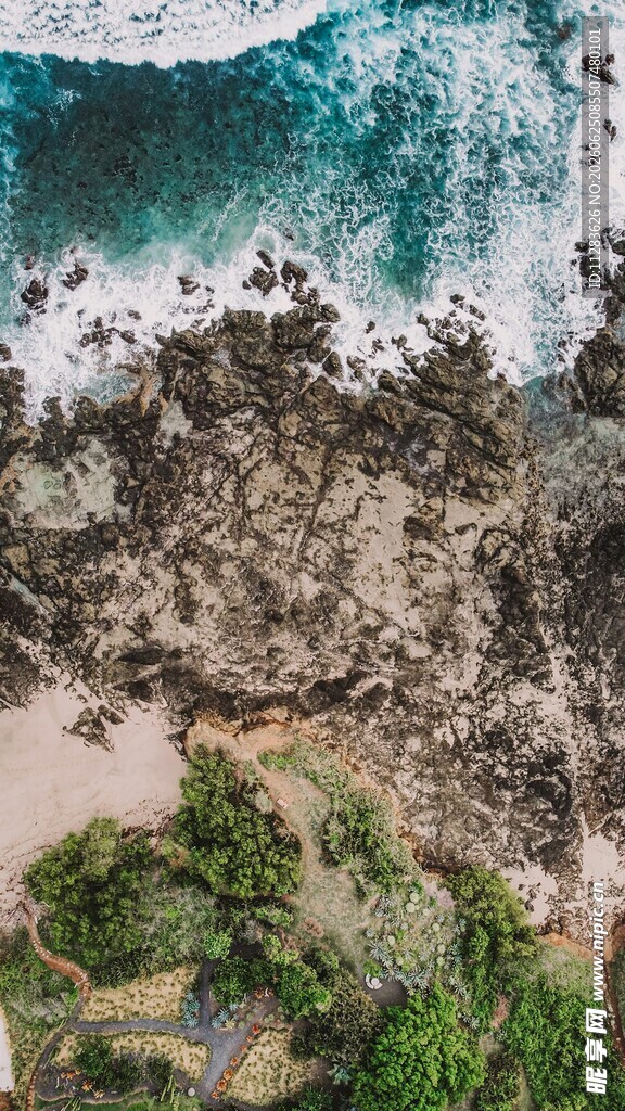 俯瞰海岸礁石与海浪景观