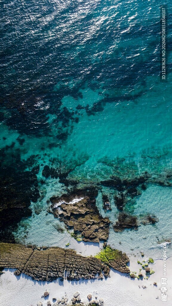 俯瞰碧蓝海岸礁石美景
