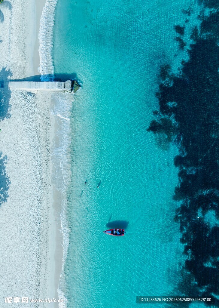 美丽海滨沙滩与栈桥景观