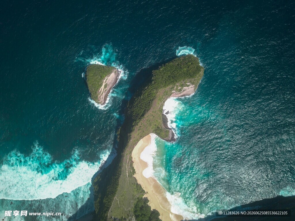 俯瞰海岸与海中礁石景观