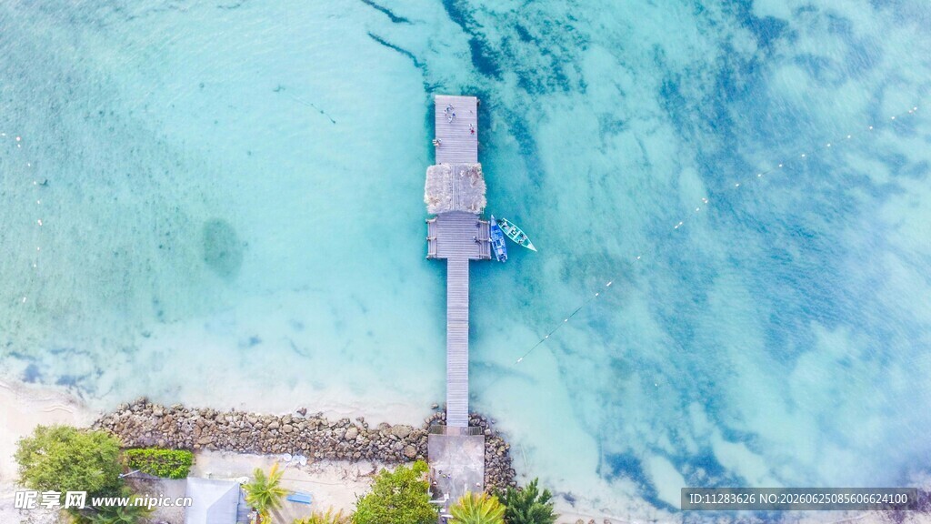 俯瞰海上栈桥与翠绿岛屿