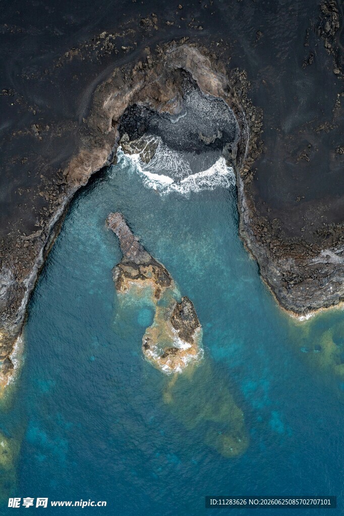 海边天然岩洞与碧蓝海水