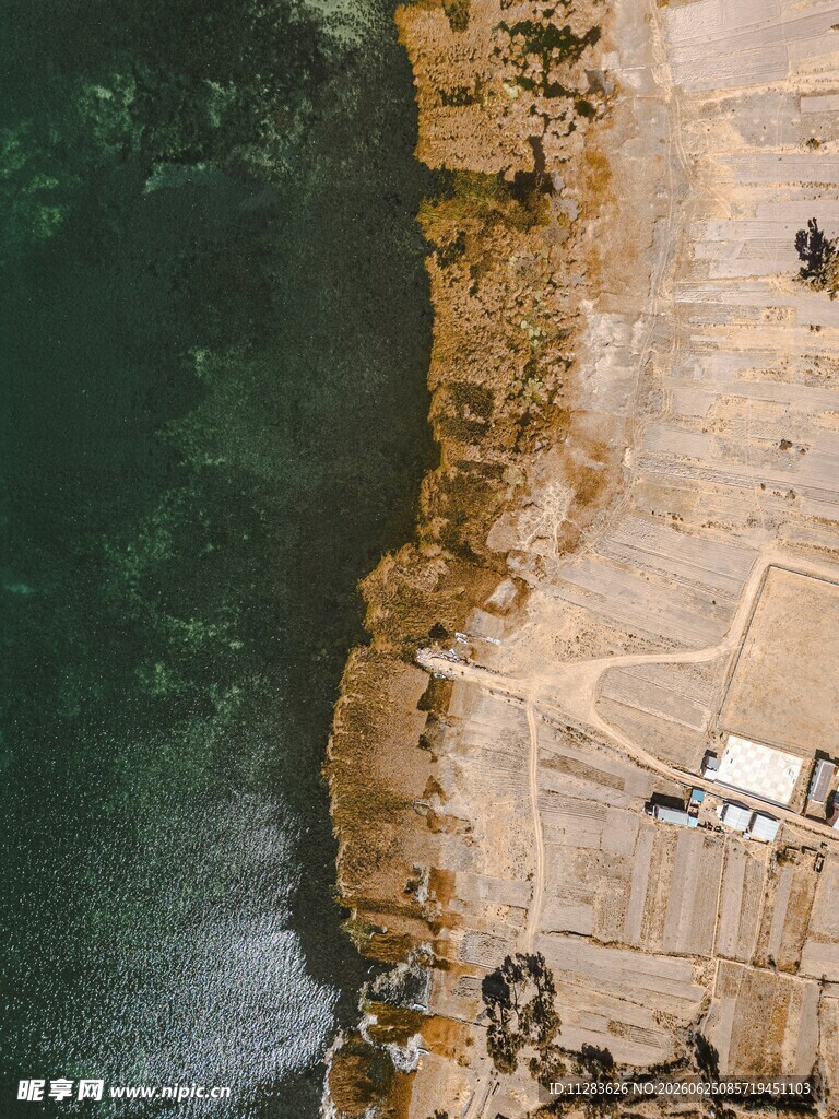 俯瞰海岸边的建筑与自然
