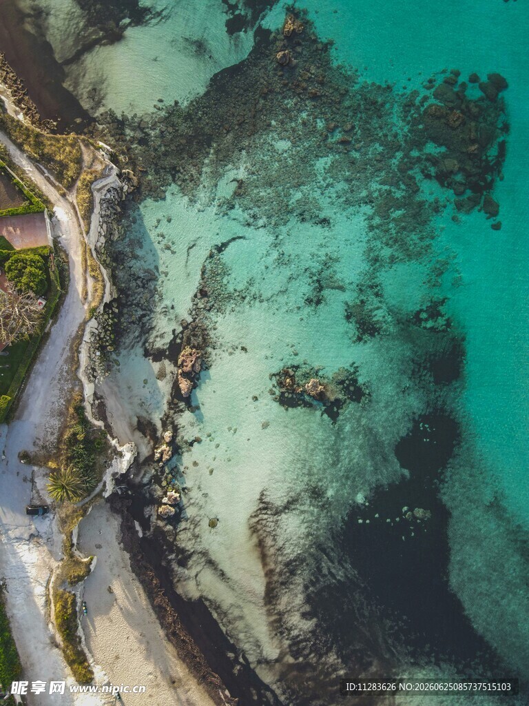 俯瞰清澈海边美丽景致