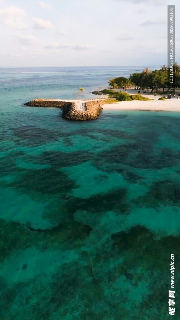 碧海蓝天中的美丽海岛