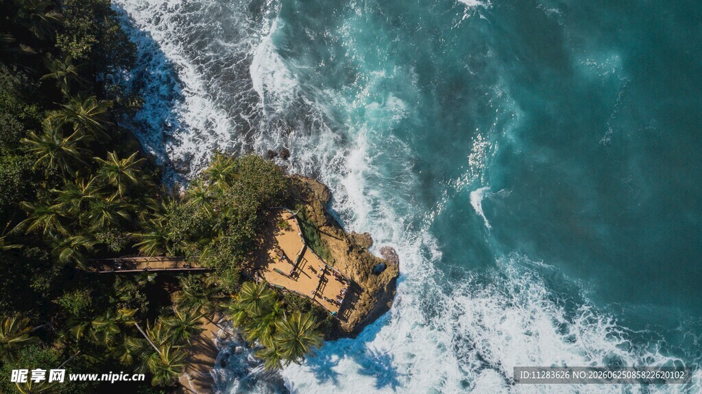 海岸边的礁石与澎湃海浪