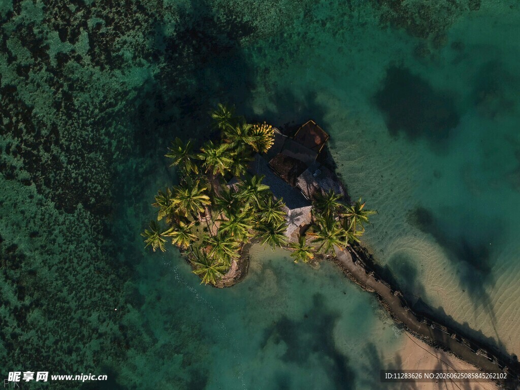 海上绿意小岛俯瞰美景