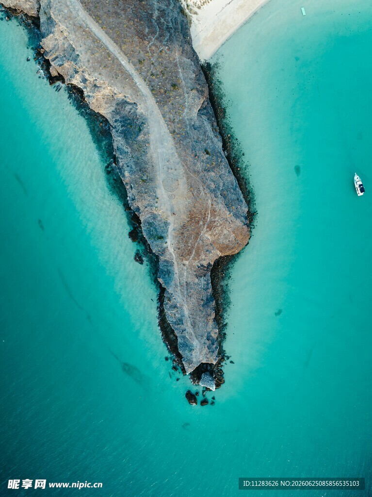 俯瞰碧海环绕的狭长陆地