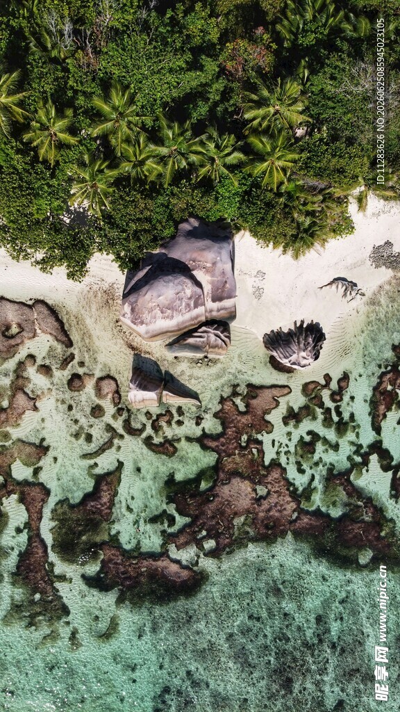 俯瞰多彩水域景观
