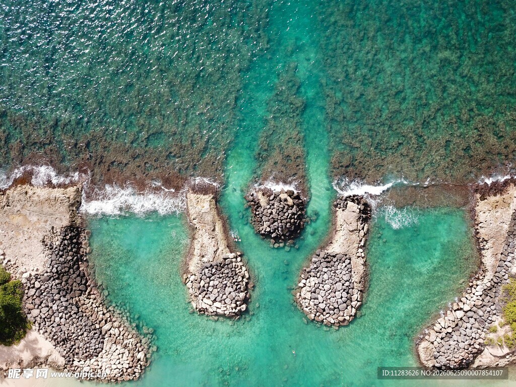 海上嶙峋礁石与碧蓝海水