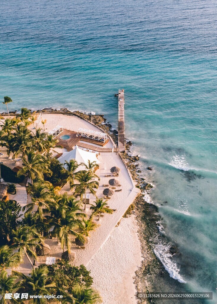 海边灯塔与沙滩美景