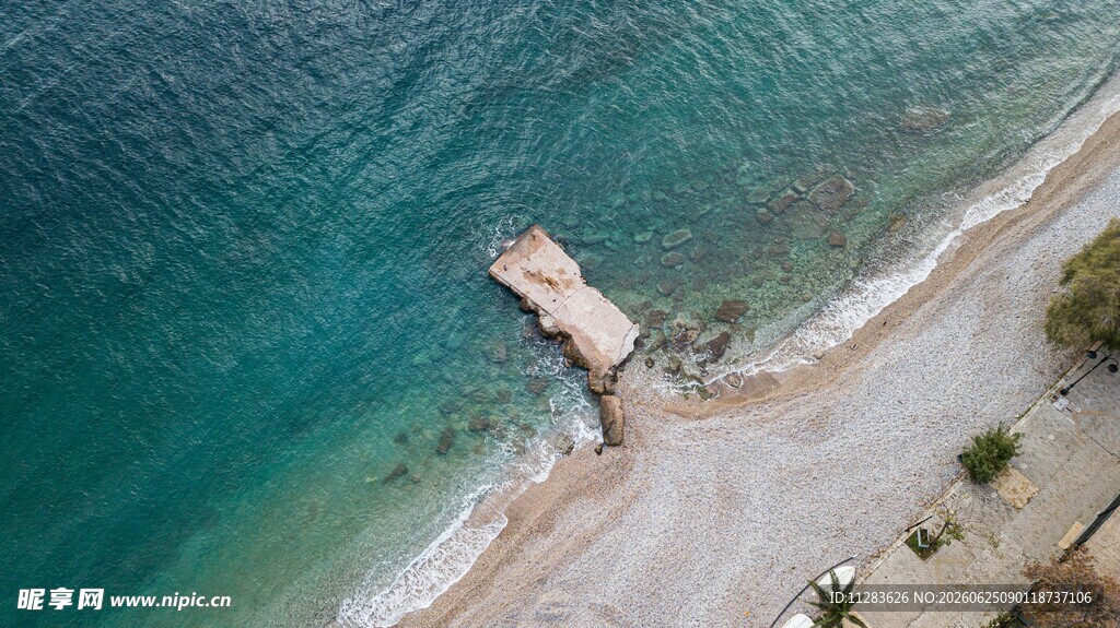 俯瞰海边栈桥与沙滩