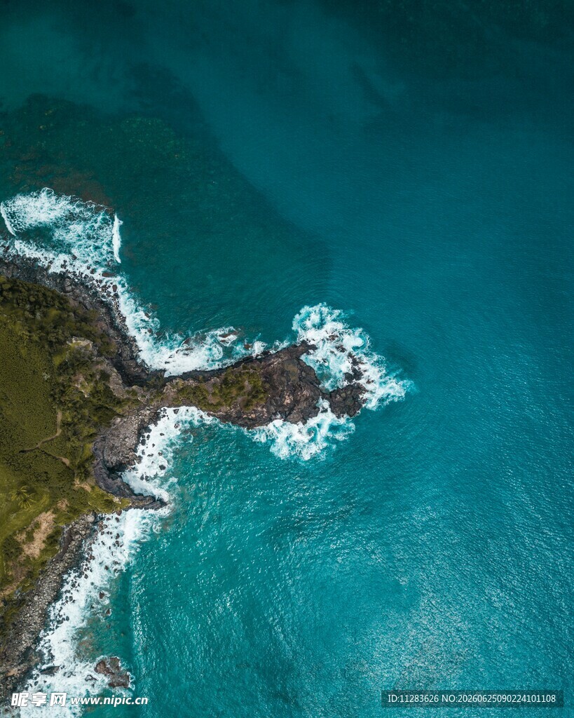 俯瞰碧海与嶙峋海岸