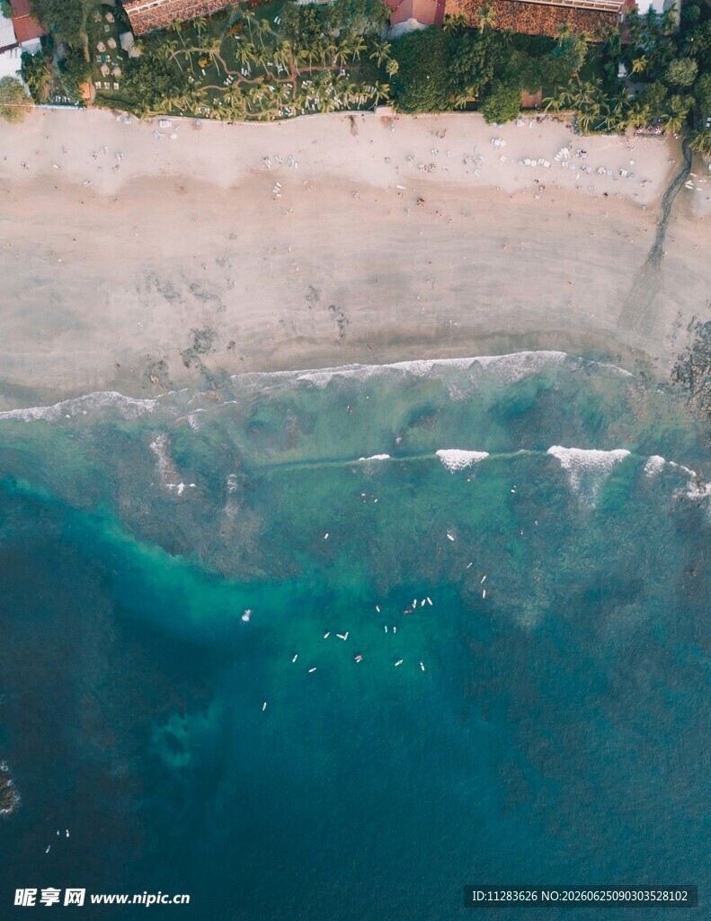 俯瞰美丽的海滩与碧蓝海水
