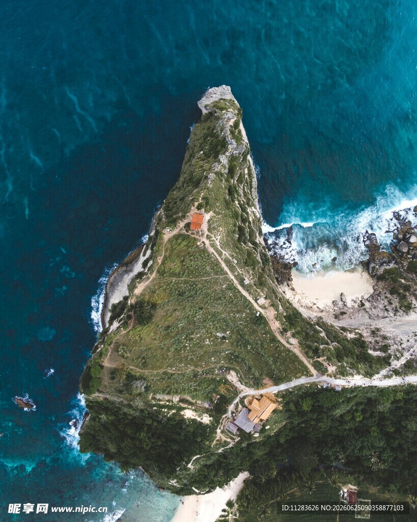 俯瞰海中尖峰岛屿美景