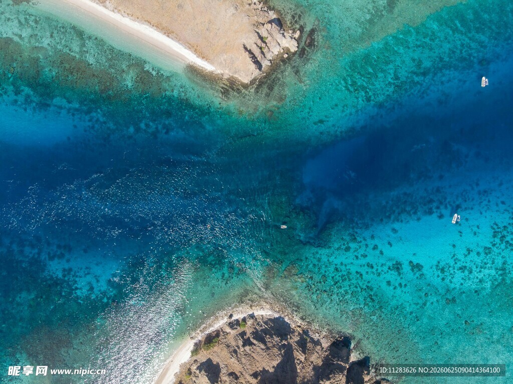 俯瞰美丽海岛蓝色海域