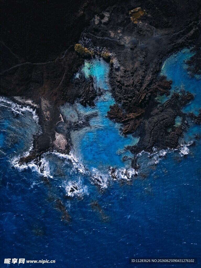 俯瞰蓝色海洋与黑色礁石