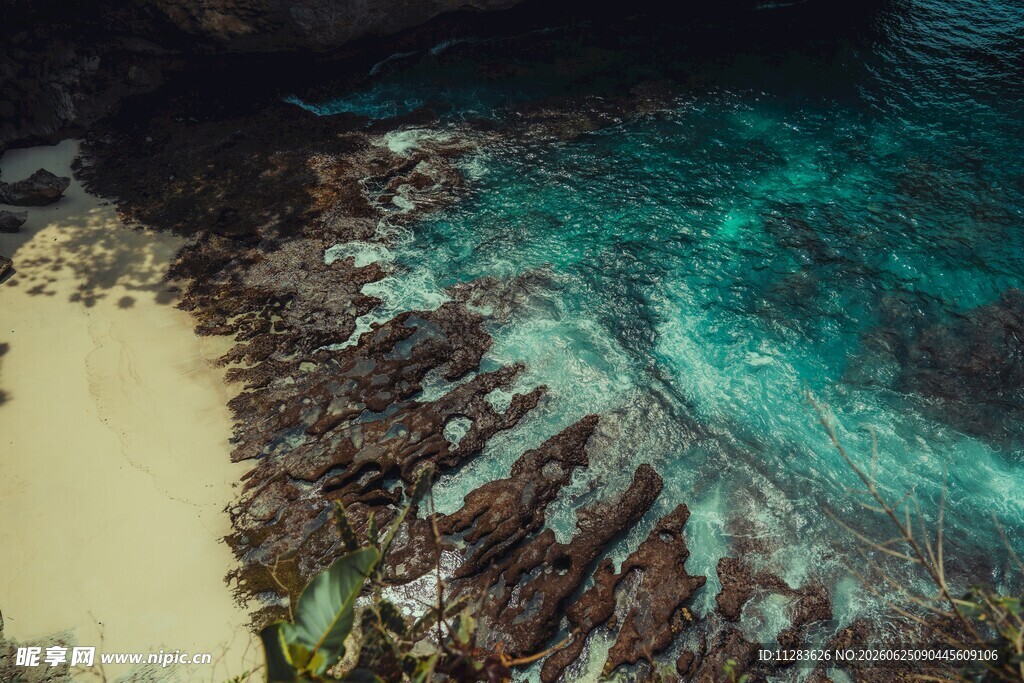 海岸边的礁石与碧蓝海水