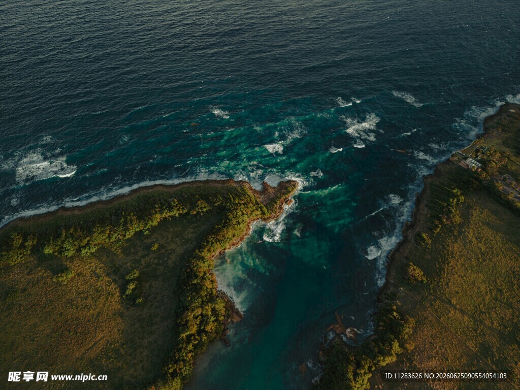 俯瞰海岸礁石与碧蓝海水