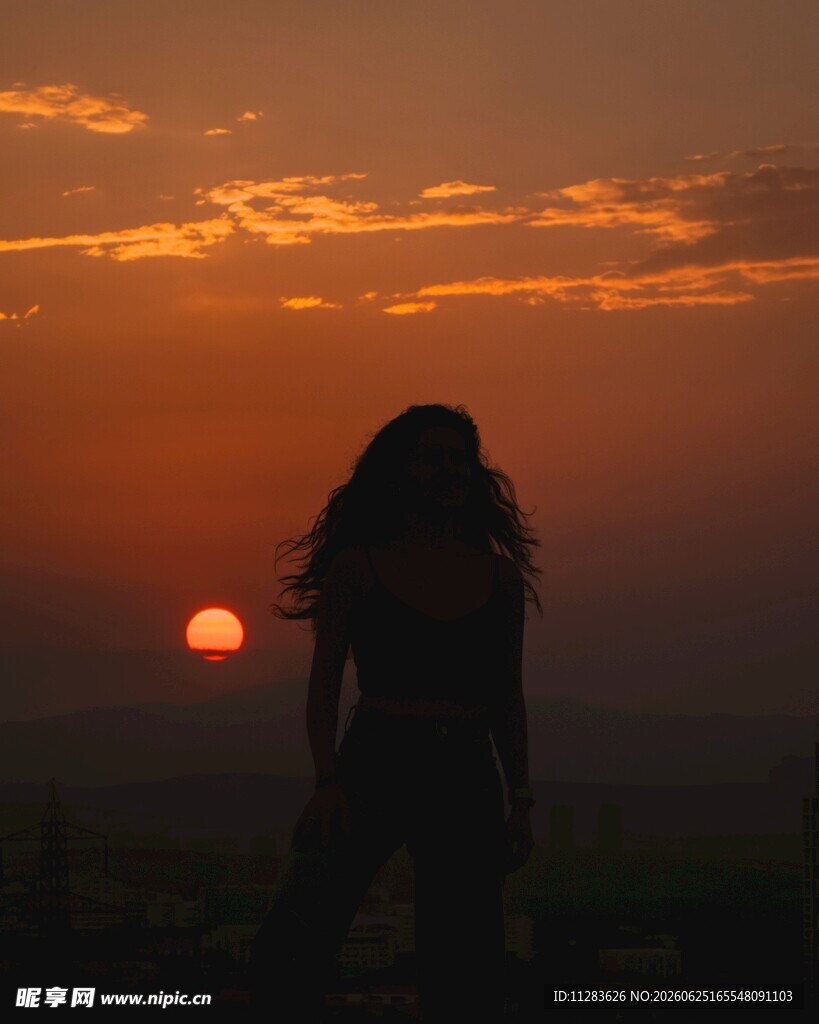 夕阳下的独行者