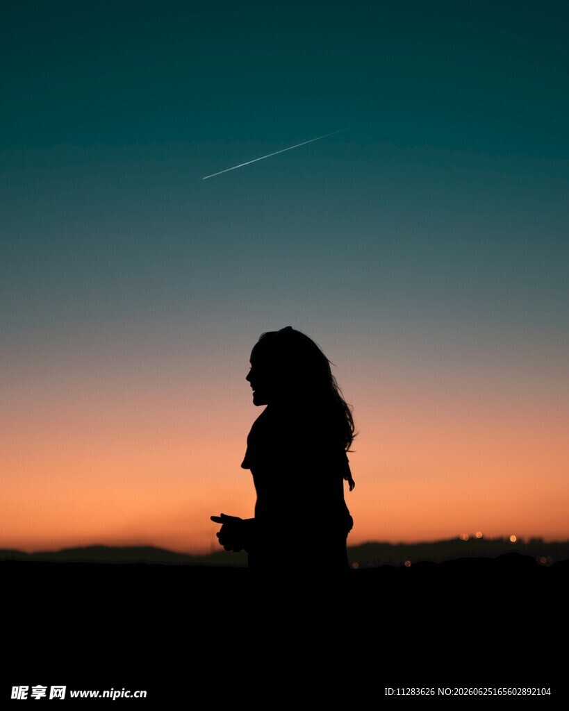 夕阳下的孤独女性剪影
