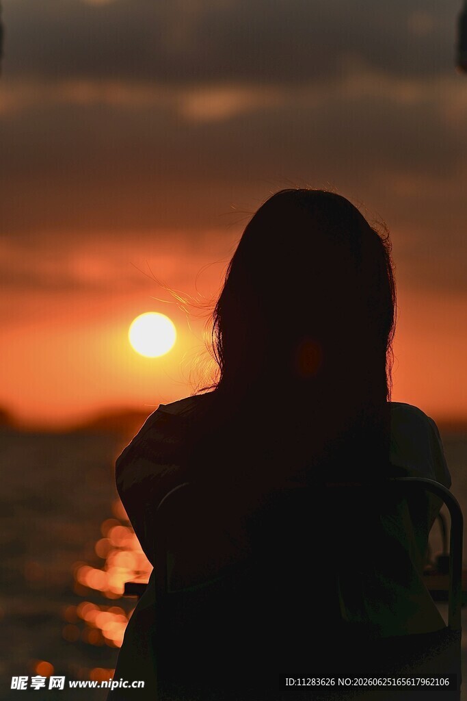 夕阳下的孤独背影