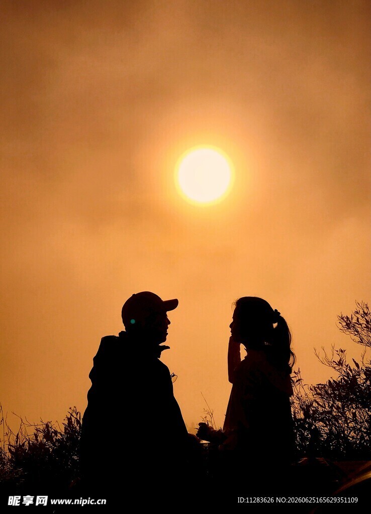 夕阳下的浪漫情侣剪影