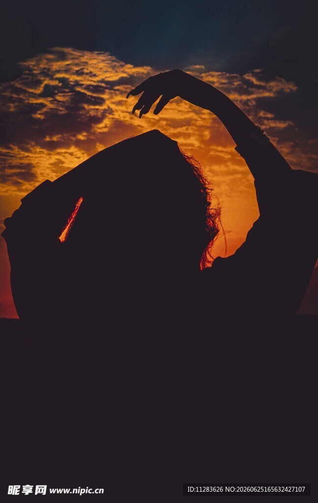 夕阳下的浪漫手势剪影