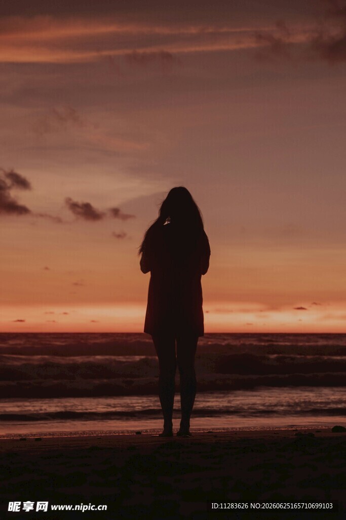 夕阳下海边的孤独身影